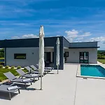 Villa Valinka Design *
